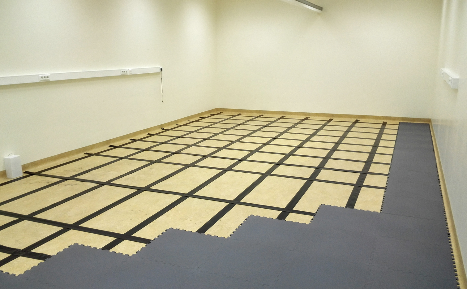 ESD Puzzle Tile LOCK-TILE INCAFLOOR  PICTO  Interlocking PVC Floor Tiles Installation